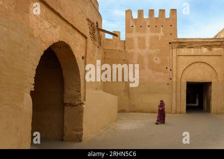 Afrique du Nord. Maroc. Taroudant. Une femme dans un chador devant les murs de la ville Banque D'Images