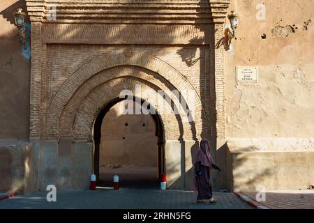 Afrique du Nord. Maroc. Taroudant. Une femme dans un chador devant la porte Bab Sedra des remparts de la ville Banque D'Images
