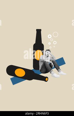 Collage de photo composite de modèle créatif vertical de mec triste bouleversé assis dans le bar seul boire de la bière pensant isolé sur fond peint Banque D'Images