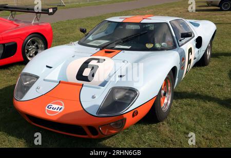 Vue de face des trois quarts d'une Superperformance 2020, Ford GT40, édition 50e anniversaire, exposée au salon britannique de l'automobile de Farnborough en 2023. Banque D'Images