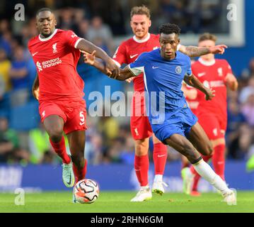 Londres, Royaume-Uni. 13 août 2023. 13 août 2023 - Chelsea - Liverpool - Premier League - Stamford Bridge. Nicolas Jackson de Chelsea affronte Ibrahim Konate lors du match de Premier League à Stamford Bridge. Crédit photo : Mark pain/Alamy Live News Banque D'Images