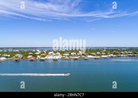 Bateau sur la rivière Ole par l'île d'Ono Banque D'Images