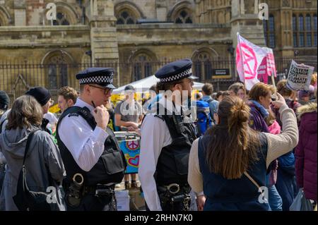 LONDRES - 22 avril 2023 : le dialogue urbain se déroule : les policiers métropolitains engagent une conversation significative avec les manifestants de la rébellion d'extinction d Banque D'Images