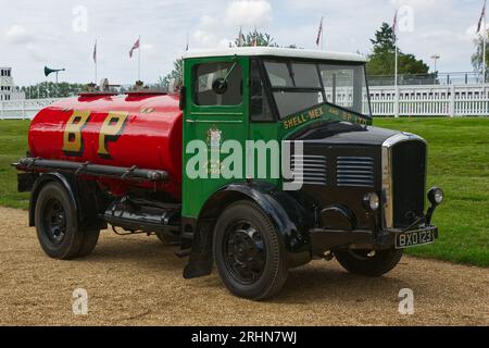 Camion-citerne Heritage Road Going dans la livrée de Shell-Mex et B.P. Ltd. Au Goodwood Motor Racing Ciruit. Fabriqué par Dennis. Banque D'Images