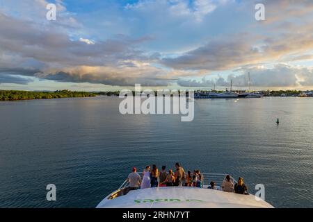 Viti Levu, Fidji : 29 mai 2023 : groupe de touristes sur un navire sur la côte au port de Denarau. Viti Levu. Fidji Banque D'Images