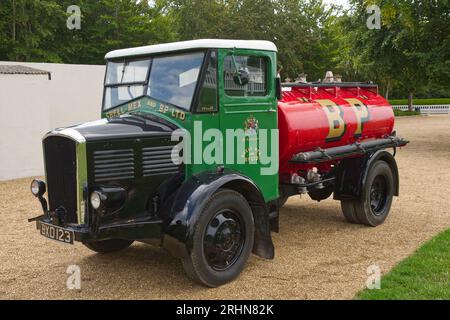 Camion-citerne Heritage Road Going dans la livrée de Shell-Mex et B.P. Ltd. Au Goodwood Motor Racing Ciruit. Fabriqué par Dennis. Banque D'Images