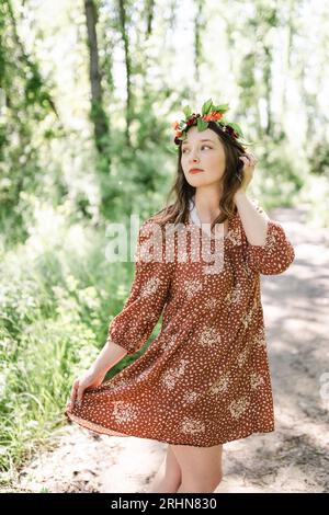 Une femme dans une robe orange regardant par-dessus son épaule Banque D'Images