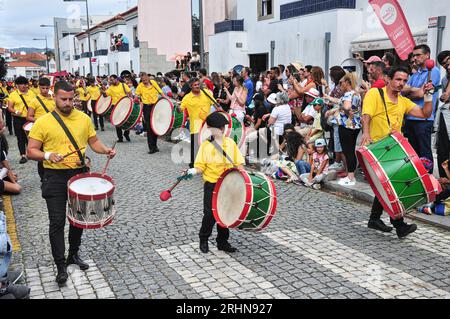 Les femmes présentent des bijoux et des costumes traditionnels à Mordomia Parade, l'un des événements organisés pendant la Festa d'Agonia à Viana do Castelo, Portugal Banque D'Images
