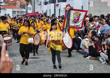 Les femmes présentent des bijoux et des costumes traditionnels à Mordomia Parade, l'un des événements organisés pendant la Festa d'Agonia à Viana do Castelo, Portugal Banque D'Images