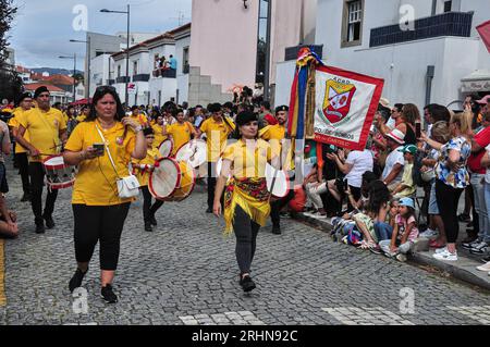 Les femmes présentent des bijoux et des costumes traditionnels à Mordomia Parade, l'un des événements organisés pendant la Festa d'Agonia à Viana do Castelo, Portugal Banque D'Images