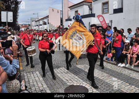 Les femmes présentent des bijoux et des costumes traditionnels à Mordomia Parade, l'un des événements organisés pendant la Festa d'Agonia à Viana do Castelo, Portugal Banque D'Images