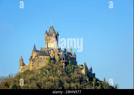 Château de Cochem ou Reichsburg Cochem avec ciel bleu, Cochem, Allemagne. Banque D'Images
