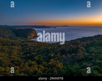 Vues du lever du soleil sur la mer et la forêt depuis le Captain Cook Lookout à Copacabana sur la côte centrale de NSW, Australie. Banque D'Images