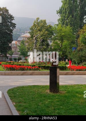 Place de la libération et monument à l'homme multiethnique ou multiculturel (centre gauche) Sarajevo, Bosnie-Herzégovine, 18 août 2023. Banque D'Images