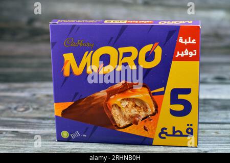 Le Caire, Egypte, juillet 29 2023 : barre de caramel au chocolat Cadbury Moro, une délicieuse fusion de cacahuètes croquantes, de caramel doux et d'un centre crémeux tout enrobé de i. Banque D'Images