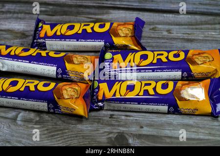 Le Caire, Egypte, juillet 29 2023 : barre de caramel au chocolat Cadbury Moro, une délicieuse fusion de cacahuètes croquantes, de caramel doux et d'un centre crémeux tout enrobé de i. Banque D'Images