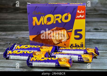 Le Caire, Egypte, juillet 29 2023 : barre de caramel au chocolat Cadbury Moro, une délicieuse fusion de cacahuètes croquantes, de caramel doux et d'un centre crémeux tout enrobé de i. Banque D'Images