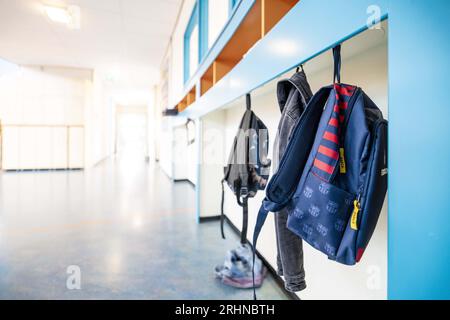 COTHEN - préparatifs pour le premier jour d'école dans une école primaire publique. Les écoles primaires et secondaires du centre du pays sont sur le point de recommencer après six semaines de congé. ANP FREEK VAN DEN BERGH netherlands Out - belgique Out Banque D'Images