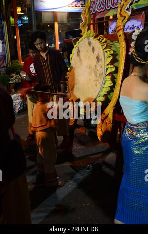 Les enfants thaïlandais garçons gens frappent tambour victoire ou tambour KlongSabatChai de Lanna pour les voyageurs au marché de nuit Thanon Khon Muan ou Sankhong Happy Walking Str Banque D'Images