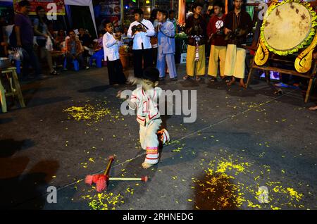 Les enfants thaïlandais garçons gens frappent tambour victoire ou tambour KlongSabatChai de Lanna pour les voyageurs au marché de nuit Thanon Khon Muan ou Sankhong Happy Walking Str Banque D'Images