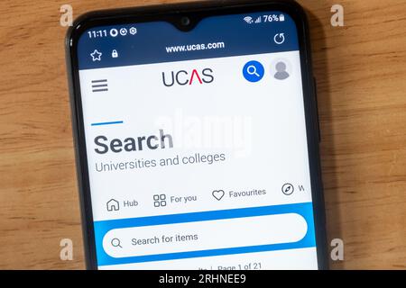 18 août 2023. Les résultats Du niveau A de cette année sont sortis, et certains étudiants qui veulent aller à l'université mais sans les notes requises passent par le processus de compensation pour trouver des places. Le site Web UCAS Clearing 2023 est affiché sur un téléphone portable. Banque D'Images