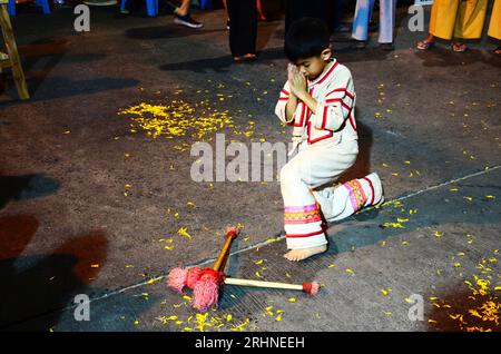 Les enfants thaïlandais garçons gens frappent tambour victoire ou tambour KlongSabatChai de Lanna pour les voyageurs au marché de nuit Thanon Khon Muan ou Sankhong Happy Walking Str Banque D'Images