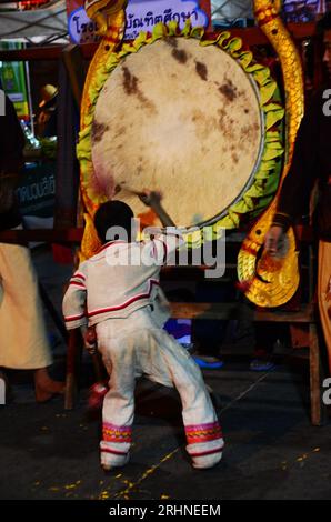 Les enfants thaïlandais garçons gens frappent tambour victoire ou tambour KlongSabatChai de Lanna pour les voyageurs au marché de nuit Thanon Khon Muan ou Sankhong Happy Walking Str Banque D'Images