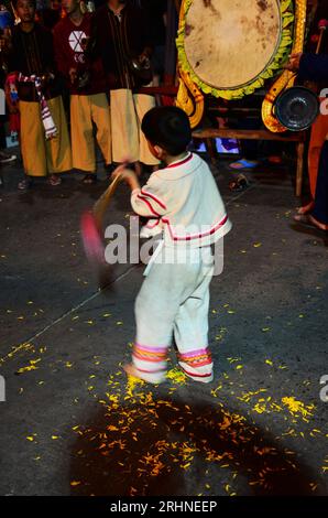 Les enfants thaïlandais garçons gens frappent tambour victoire ou tambour KlongSabatChai de Lanna pour les voyageurs au marché de nuit Thanon Khon Muan ou Sankhong Happy Walking Str Banque D'Images