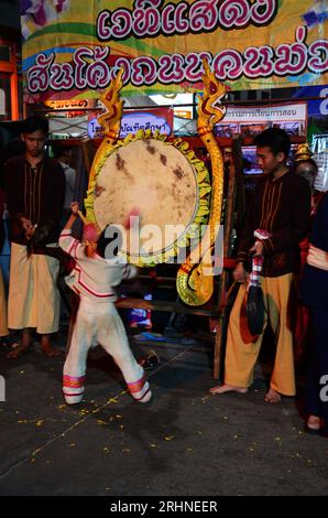 Les enfants thaïlandais garçons gens frappent tambour victoire ou tambour KlongSabatChai de Lanna pour les voyageurs au marché de nuit Thanon Khon Muan ou Sankhong Happy Walking Str Banque D'Images