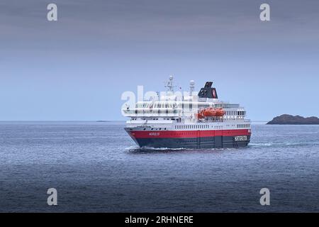 Le Norwegian Hurtigruten Ferry MS NORDLYS, naviguant vers le nord dans le Vestfjorden, Nordland, Norvège. 9 mai 2023 Banque D'Images