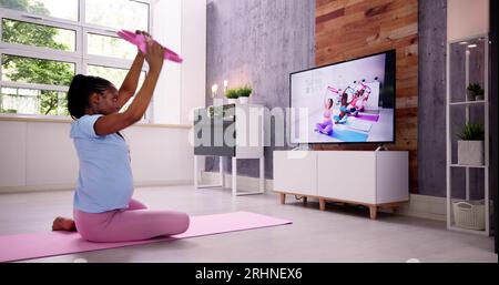 Femme enceinte dans la classe d'exercice de remise en forme en ligne Banque D'Images