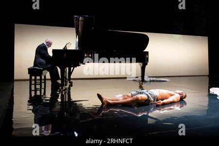 Édimbourg, Écosse, Royaume-Uni. 18 août 2023. Représentation de la cantate Phaedra de Benjamin Britten au Royal Lyceum Theatre à Édimbourg. La mezzo soprano Christine Rice reprend sa performance nominée aux Olivier Award accompagnée du pianiste Richard Hetherington. La directrice d’opéra et de théâtre Deborah Warner et la chorégraphe Kim Brandstrup ont présenté une nouvelle production passionnante inspirée de la mythologie grecque. Iain Masterton/Alamy Live News Banque D'Images