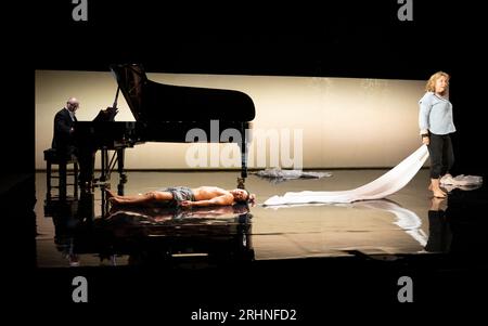 Édimbourg, Écosse, Royaume-Uni. 18 août 2023. Représentation de la cantate Phaedra de Benjamin Britten au Royal Lyceum Theatre à Édimbourg. La mezzo soprano Christine Rice reprend sa performance nominée aux Olivier Award accompagnée du pianiste Richard Hetherington. La directrice d’opéra et de théâtre Deborah Warner et la chorégraphe Kim Brandstrup ont présenté une nouvelle production passionnante inspirée de la mythologie grecque. Iain Masterton/Alamy Live News Banque D'Images