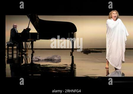 Édimbourg, Écosse, Royaume-Uni. 18 août 2023. Représentation de la cantate Phaedra de Benjamin Britten au Royal Lyceum Theatre à Édimbourg. La mezzo soprano Christine Rice reprend sa performance nominée aux Olivier Award accompagnée du pianiste Richard Hetherington. La directrice d’opéra et de théâtre Deborah Warner et la chorégraphe Kim Brandstrup ont présenté une nouvelle production passionnante inspirée de la mythologie grecque. Iain Masterton/Alamy Live News Banque D'Images