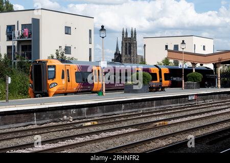 West Midlands Railway classe 196, train diesel à la gare de Leamington Spa, Warwickshire, Royaume-Uni Banque D'Images