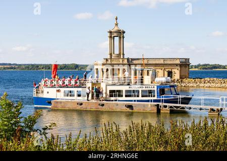 Le Rutland Belle, bateau de plaisance qui prend des passagers à l'église Normanton partiellement submergée, Rutland Water, Rutland, Angleterre Banque D'Images