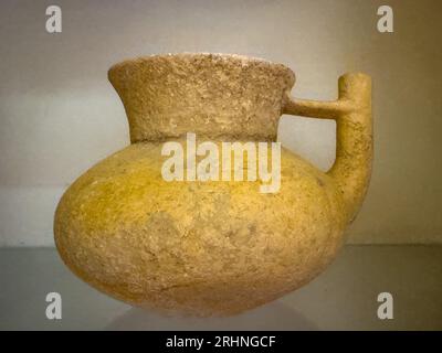 Un pot en céramique maya dans le musée du centre des visiteurs dans la réserve archéologique de Cahal Pech à San Ignacio, Belize. Banque D'Images