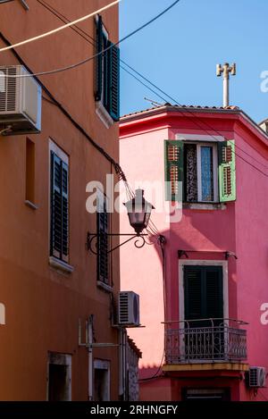 Maison rose avec volets verts dans la vieille ville, Rovinj, Istrie, Croatie Banque D'Images