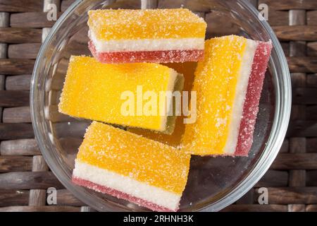 marmelade composée de trois couches saupoudrées de sucre granulé en cubes dans une plaque de verre. Gros plan Banque D'Images