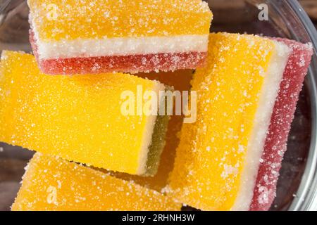 marmelade composée de trois couches saupoudrées de sucre granulé en cubes dans une plaque de verre. Gros plan Banque D'Images