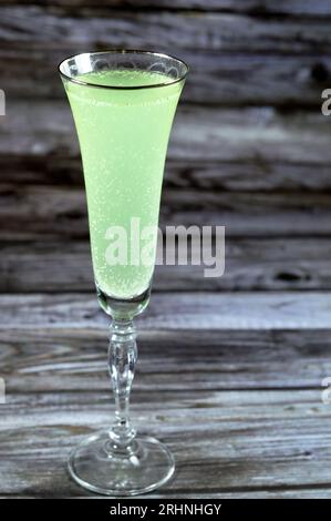 Boisson gazeuse froide froide à la menthe au citron, soda vert, boissons gazeuses à la limonade, contiennent souvent des niveaux très élevés de benzoate de sodium, et ce souvent Banque D'Images