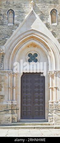 Porte d'une ancienne église, qui fait maintenant partie du Pembroke College, fondé au 14e siècle, à l'Université de Cambridge, en Angleterre Banque D'Images