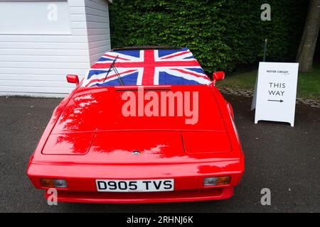Un Lotus Esprit rouge des années 1970 avec drapeau Union Jack au Rule Britannia Breakfast Club Meeting pour célébrer le Queen's Platinum Jubilee, circuit Goodwood, Royaume-Uni Banque D'Images