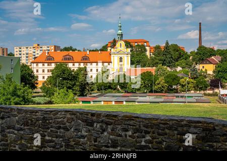 Bâtiment historique du monastère élisabéthain avec l'église adjacente de la Sainte famille dans la ville de Kadaň, monument culturel tchèque Banque D'Images