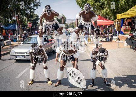 (230818) -- JOHANNESBURG, 18 août 2023 (Xinhua) -- des danseurs se produisent dans la rue à Soweto, Johannesburg, Afrique du Sud, le 27 avril 2023. L’Afrique du Sud, qui tiendra le 15e sommet des BRICS ce mois-ci, est le pays le plus méridional d’Afrique. C'est le seul pays au monde à avoir trois capitales, avec Pretoria comme capitale administrative, le Cap comme capitale législative et Bloemfontein comme capitale judiciaire. Les autres grandes villes sont Johannesburg et Durban. L'Afrique du Sud a un climat agréable et des destinations touristiques célèbres telles que le Cap de bonne espérance, le parc national Kruger et la Table Mounta Banque D'Images