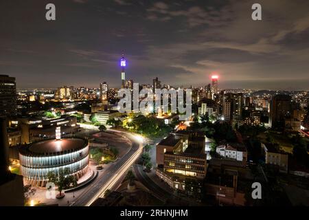 (230818) -- JOHANNESBURG, 18 août 2023 (Xinhua) -- cette photo prise le 31 janvier 2023 montre la vue nocturne de Johannesburg, en Afrique du Sud. L’Afrique du Sud, qui tiendra le 15e sommet des BRICS ce mois-ci, est le pays le plus méridional d’Afrique. C'est le seul pays au monde à avoir trois capitales, avec Pretoria comme capitale administrative, le Cap comme capitale législative et Bloemfontein comme capitale judiciaire. Les autres grandes villes sont Johannesburg et Durban. L'Afrique du Sud bénéficie d'un climat agréable et de destinations touristiques célèbres telles que le Cap de bonne-espérance, le parc national Kruger et le Mont de la Table Banque D'Images