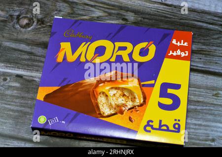 Le Caire, Egypte, juillet 29 2023 : barre de caramel au chocolat Cadbury Moro, une délicieuse fusion de cacahuètes croquantes, de caramel doux et d'un centre crémeux tout enrobé de i. Banque D'Images