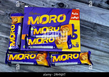 Le Caire, Egypte, juillet 29 2023 : barre de caramel au chocolat Cadbury Moro, une délicieuse fusion de cacahuètes croquantes, de caramel doux et d'un centre crémeux tout enrobé de i. Banque D'Images