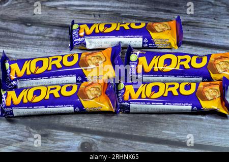 Le Caire, Egypte, juillet 29 2023 : barre de caramel au chocolat Cadbury Moro, une délicieuse fusion de cacahuètes croquantes, de caramel doux et d'un centre crémeux tout enrobé de i. Banque D'Images