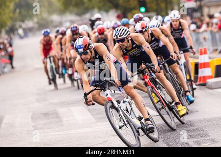 Paris, France. 18 août 2023. 03 Léo Bergere (FRA) 07 Dorian Coninx (FRA) lors de l'épreuve test des Jeux Olympiques et Paralympiques du Triathlon 2023, le 17 au 20 août 2023 à Paris, France - photo Germain Hazard/FFTRI/DPPI crédit : DPPI Media/Alamy Live News Banque D'Images